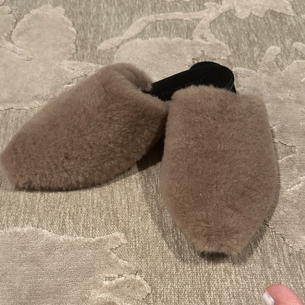 Jenni Kayne Faux Fur Slippers.  Made in Italy, size 39.
